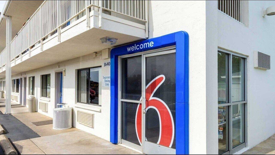 Public Area 2, Motel 6 Redding, CA - Central, Shasta