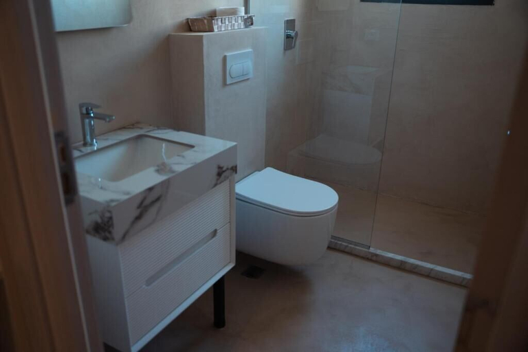 Bathroom 4, Okej Hotel, Kavajës