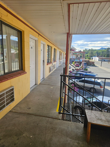 Others 5, Camaray Motel, Okanogan