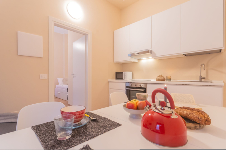 Room 2, Breva Apartment Nearby Como S G Train Station, Como