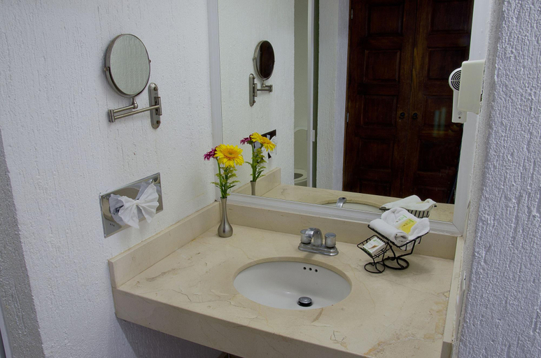 Bathroom 5, Hotel Villa Varadero, Puerto Vallarta