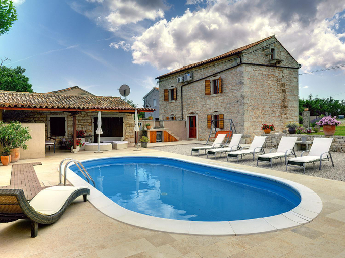 Sport & Beauty 2, Holiday Home in Barban with Private Pool, Marčana