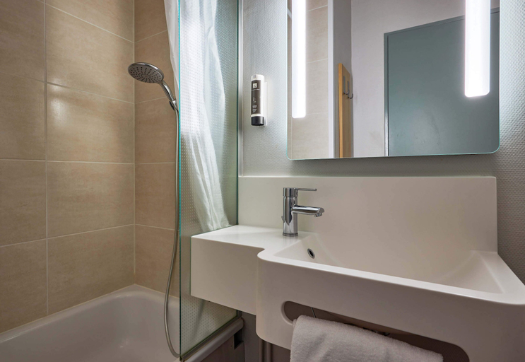 Bathroom 4, B&B HOTEL Avranches Baie du Mont Saint-Michel, Manche