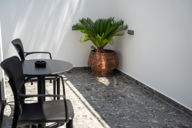 Others 4, Abi's Suites, Sarandës