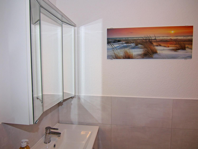 Bathroom 3, Einladende Ferienwohnung am Achterwasser in Lutow, Vorpommern-Greifswald