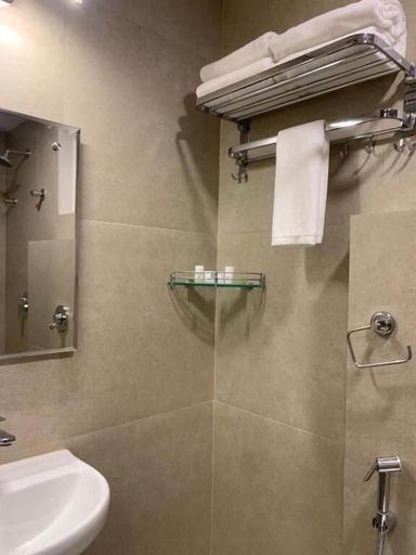 Bathroom 4, Le Grandeur, Bangalore
