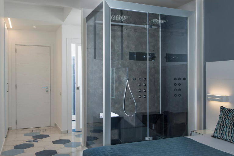 Bathroom 4, Lloyd's Baia, Salerno