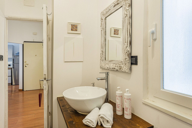 Room 2, Casa Vittoria by Wonderful Italy, Genova