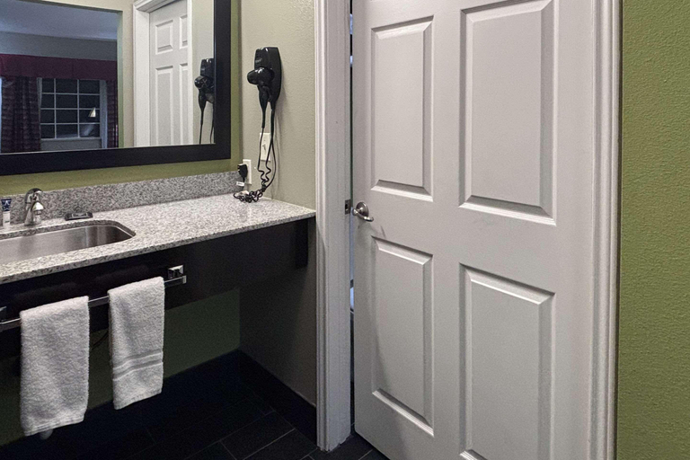 Bathroom 4, Rodeway Inn, Frio