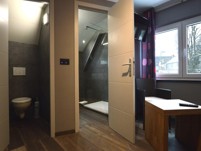Bathroom 4, Spacious Home with Garden, Liège