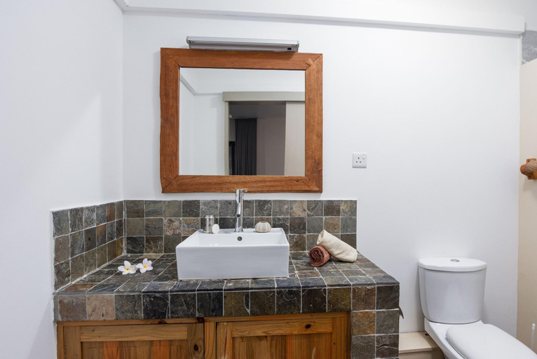 Bathroom 4, Happy Days Guest House, Black River