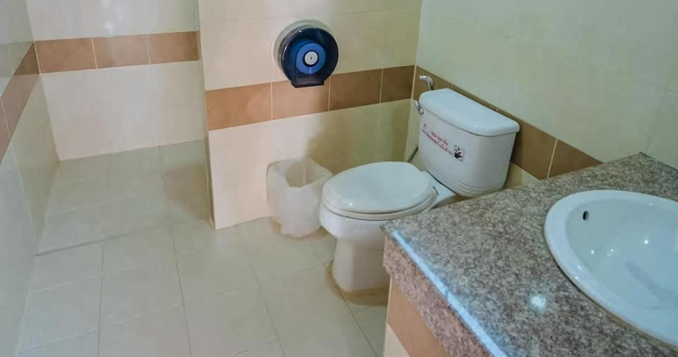 Bathroom 4, Anchalee Garden Hotel, Wiang Sa
