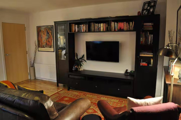 Living area 3, 2-bed Seaside Apartment - Sleeps 5 & Free Parking, Edinburgh