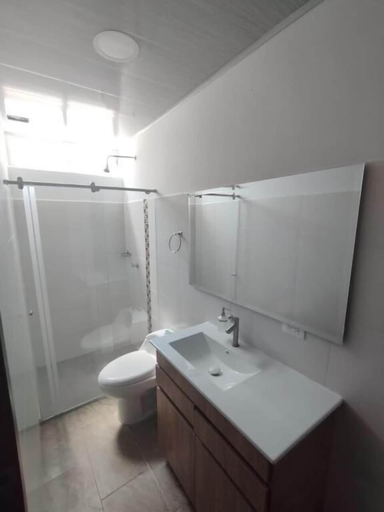 Bathroom, hotel shekinah melgar, Melgar