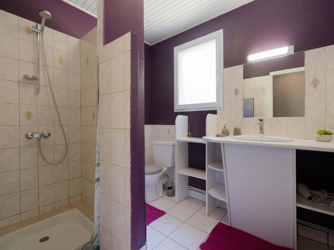 Bathroom, Peaceful Poolside Retreat, Ardèche
