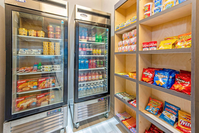 Food & Drinks, La Quinta Inn Suites By Wyndham Winnie, Chambers