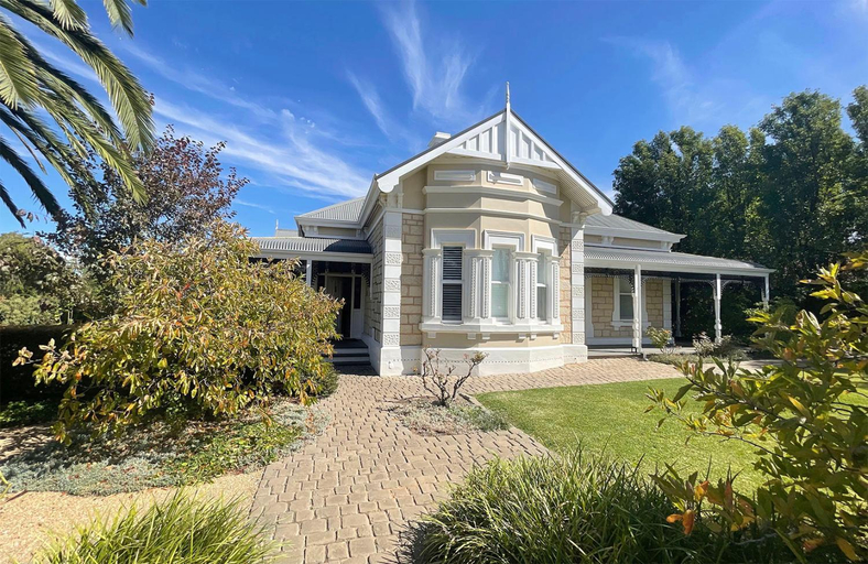 Exterior view 3, Tanunda House - Luxury 5 BR in Barossa Wine Region, Barossa - Tanunda
