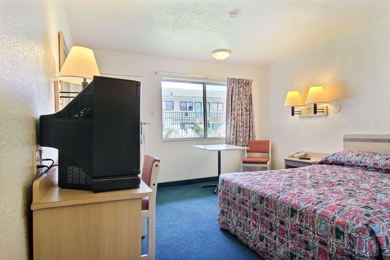 Bedroom 3, Motel 6 Tucumcari, Quay