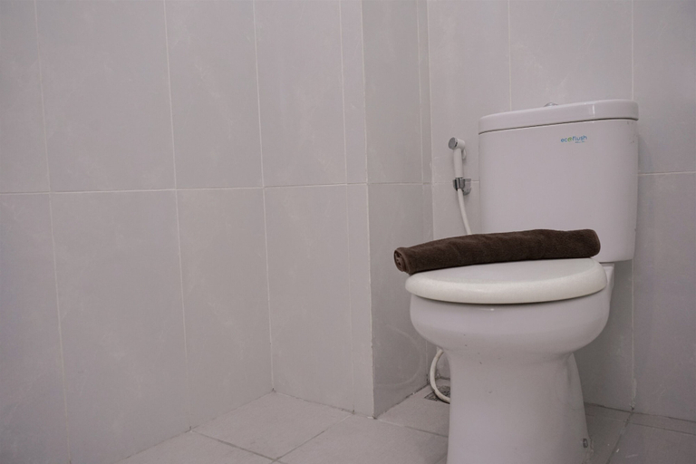 Bathroom 3, Cozy And Homey Studio At Serpong Garden Apartment, Tangerang