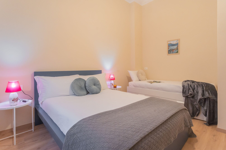 Room 5, Breva Apartment Nearby Como S G Train Station, Como