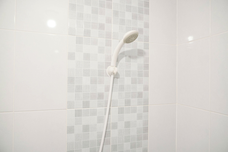 Bathroom 3, Comfy And Good 2Br Tokyo Riverside Pik 2 Apartment, Tangerang