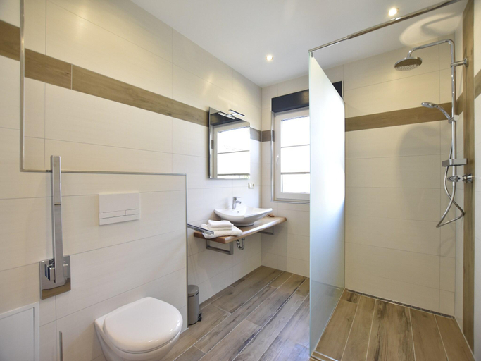 Bathroom 3, Schones Ferienhaus in Barnekow mit Kamin, Nordwestmecklenburg