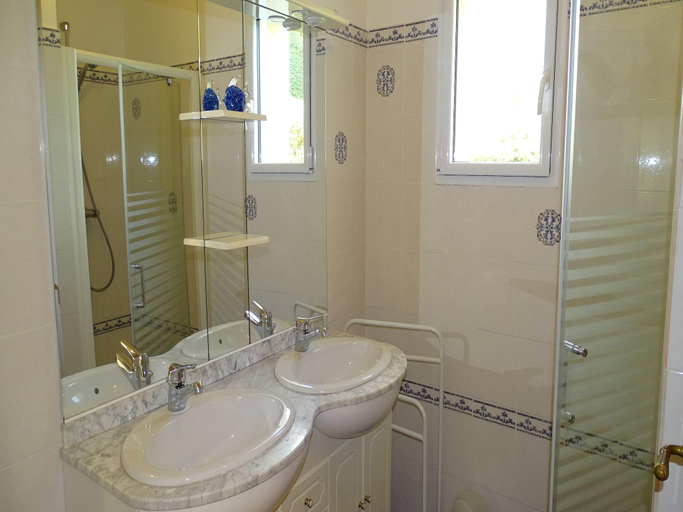 Bathroom 2, Holiday Home in Terenez with Stunning Sea View, Finistère
