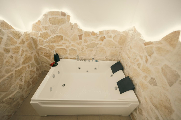Bathroom 2, Apulia lux, Taranto
