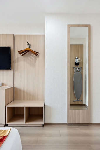 Bedroom 3, Ramada by Wyndham Flushing Queens, New York