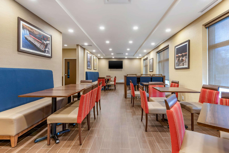 Restaurant 2, Comfort Inn & Suites, Huron