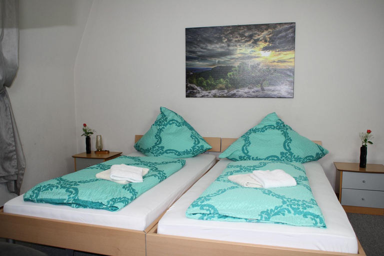 Bedroom 2, Hotel Restaurant Balkan, Trier