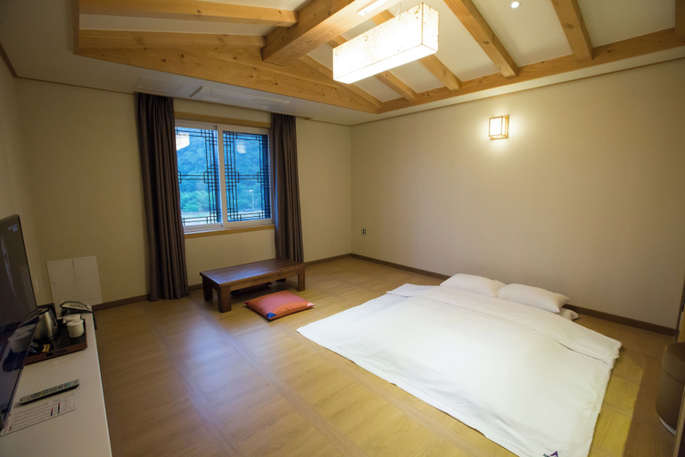 Others 5, Amor Hotel, Jinhae