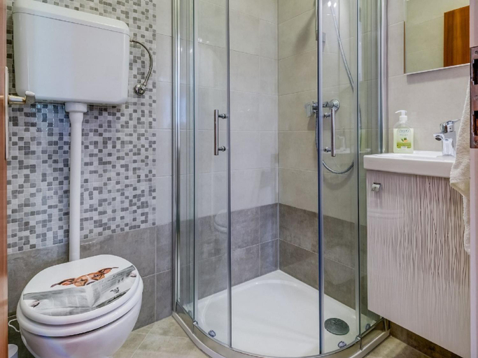 Bathroom 4, Apartment in Kastel Sucurac with Sea View, Kaštela