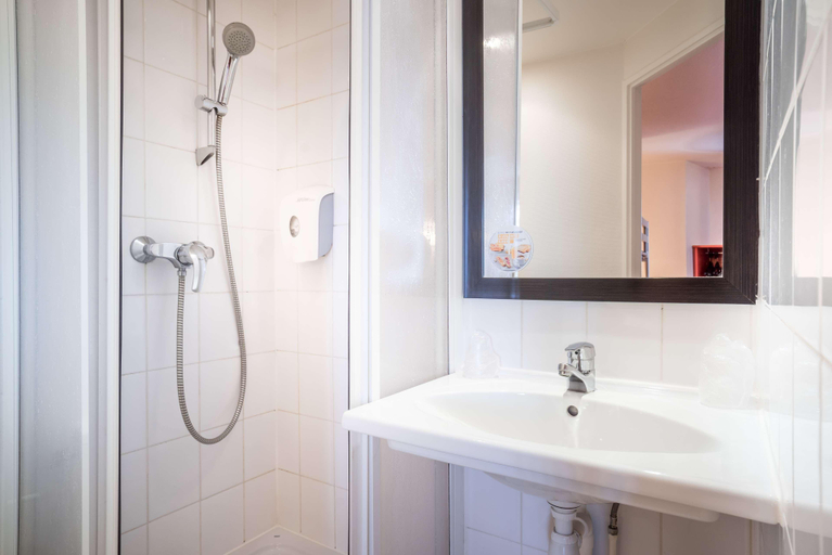 Bathroom 4, Premiere Classe Rosny-Sous-Bois, Seine-Saint-Denis