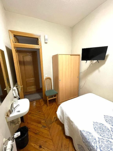 Bedroom 4, Hostal Fernández Atocha, Madrid