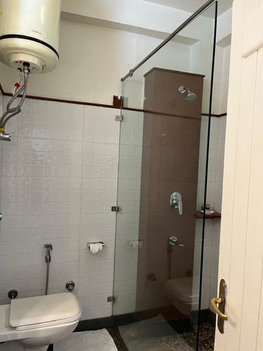 Bathroom 4, Johnson Lodge and Spa, Kullu