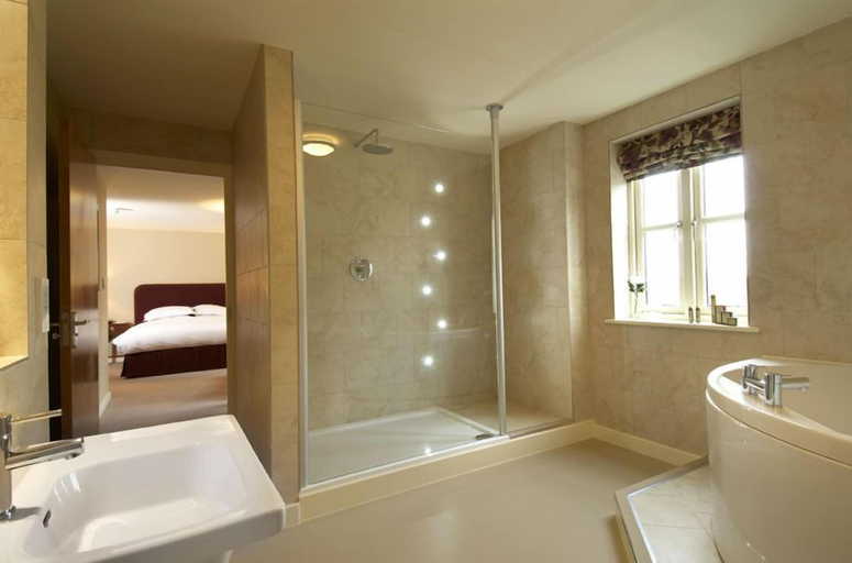 Bathroom 4, Mercure Thame Lambert Hotel, Oxfordshire