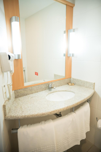Bathroom 4, Ibis Itu Plaza Shopping, Itu