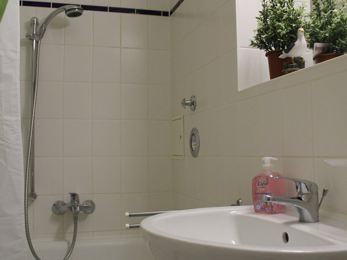 Bathroom 3, Helle Wohnung im Ostseebad, Nordwestmecklenburg