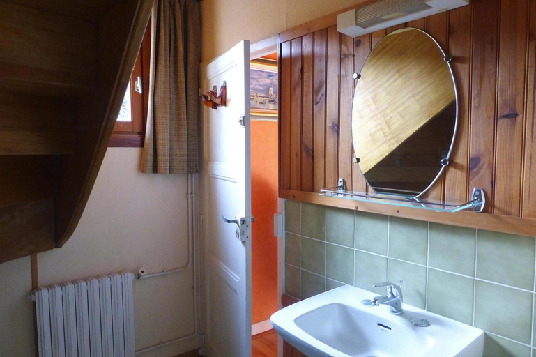 Bathroom, House in Hillion near GR 34 Coastal Path, Côtes-d'Armor