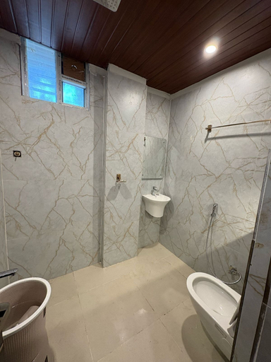 Bathroom 2, 5th Avenue, Visakhapatnam
