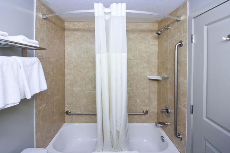 Bathroom 4, Travelodge by Wyndham Kindersley, Division No. 13