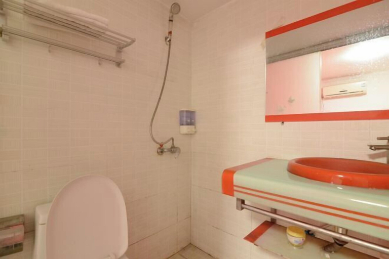 Bathroom 5, Jiye Hostel, Zhenjiang