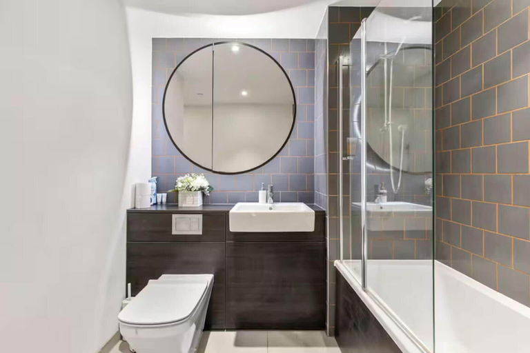 Bathroom, London Gateway Apartment, London