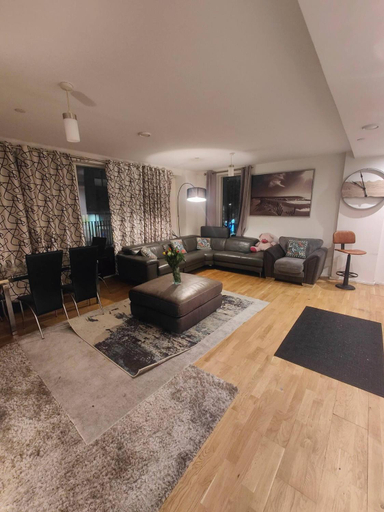 Others 3, Canary Wharf Homestay, London