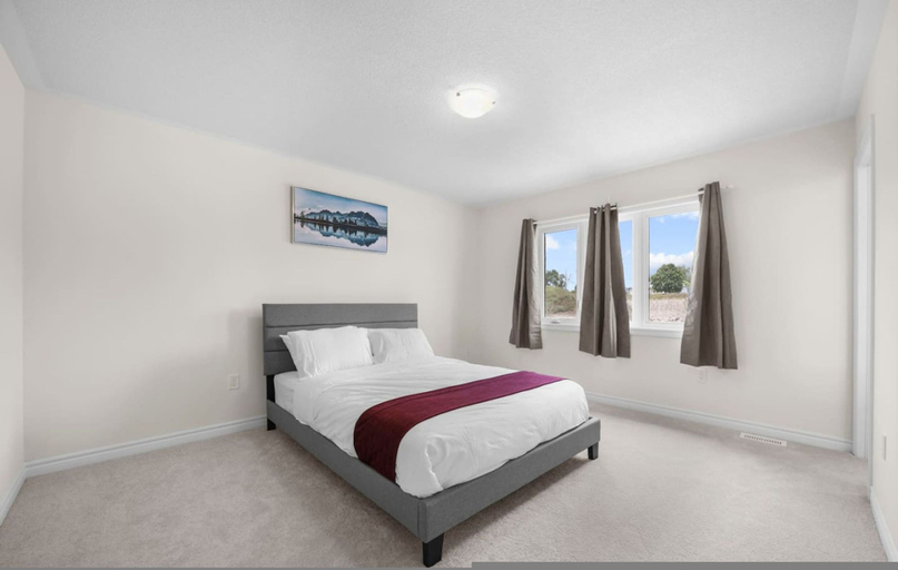 Room 3, Prime Peterborough 5BR Newly Renovated Home, Peterborough