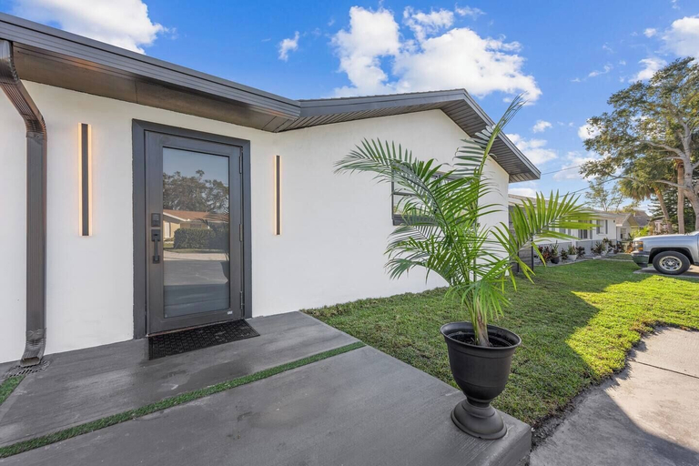Exterior & Views, Luxury poolside paradise, Pinellas