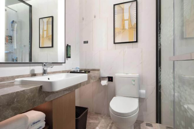 Bathroom 3, Hampton by Hilton Xuzhou Huaihai Road, Xuzhou
