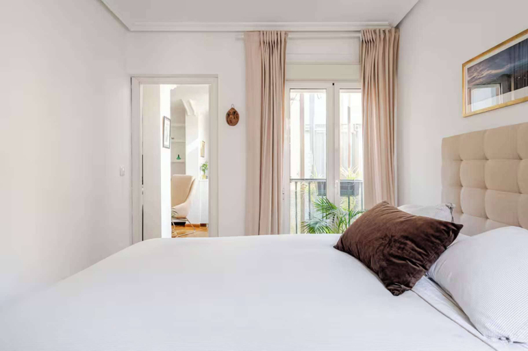 Room 4, Bright Pelayo - Enchanting 1BR Home in Chueca, Madrid
