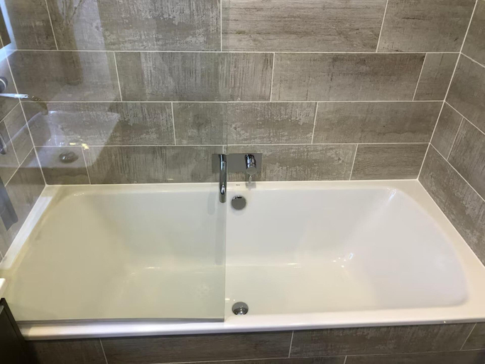 Bathroom 5, 2-bed Seaside Apartment - Sleeps 5 & Free Parking, Edinburgh